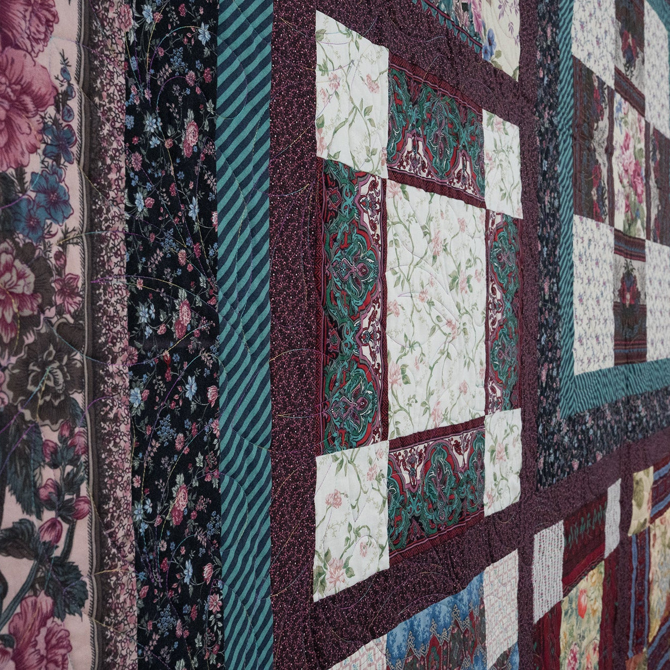 Quilt with floral and patchwork patterns